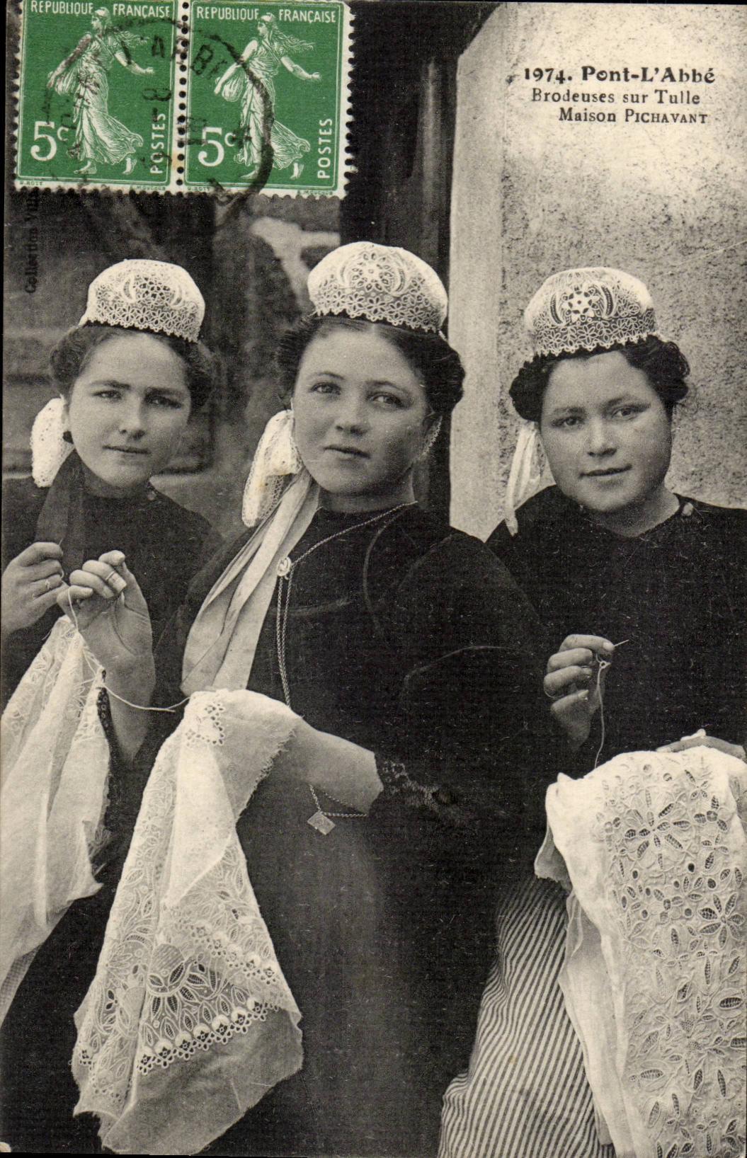 CPA Pont L'abbe Brodeuses sur Tulle Maison Pichavant Bretagne (folklore costume ane donkey)
