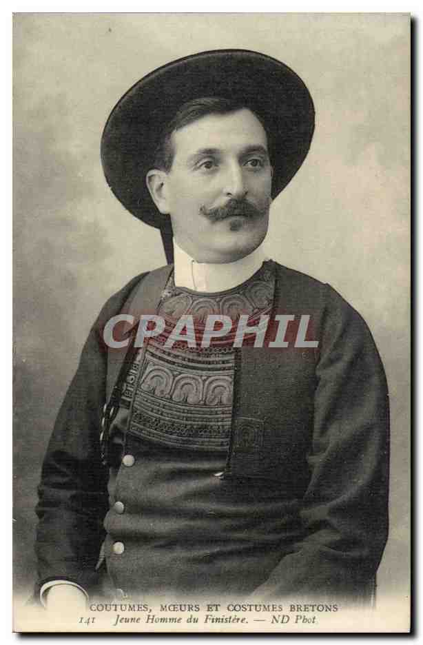 CPA Jeune homme du Finistere Bretagne (folklore costume)