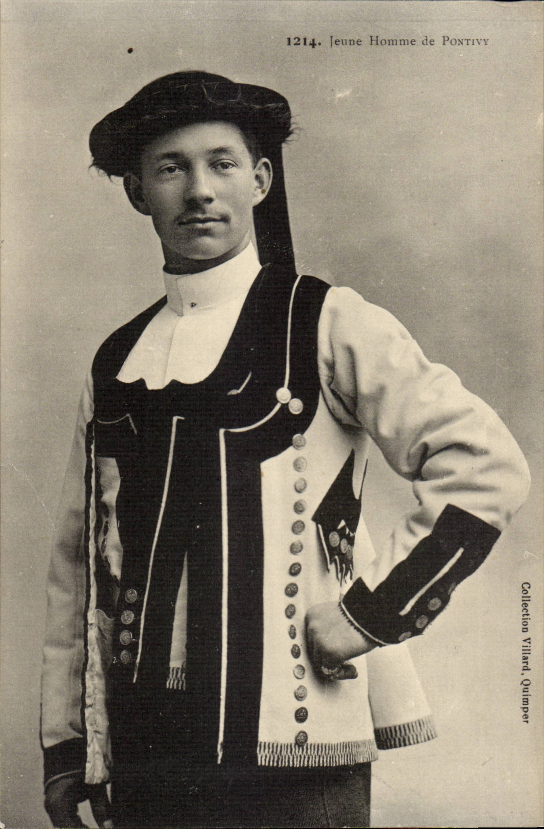 CPA Jeune homme de Pontivy Bretagne (folklore costume)