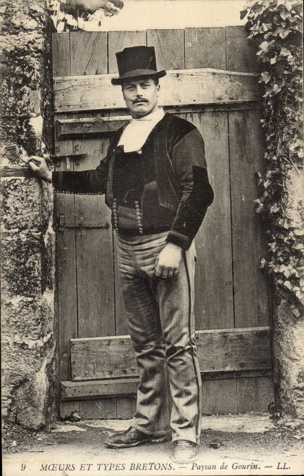 CPA Moeurs et types bretons Paysan du Gourin Bretagne (folklore costume)