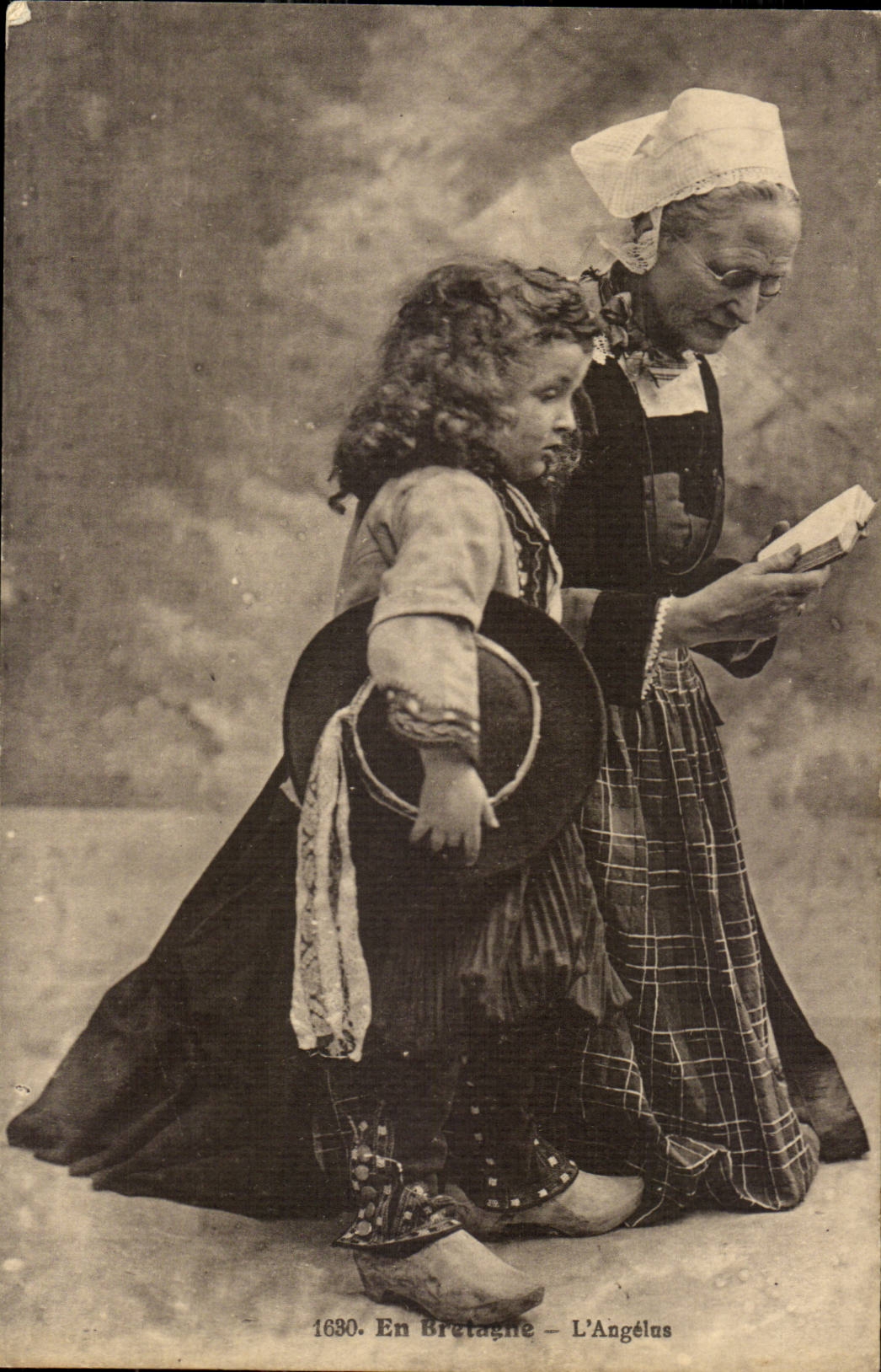 CPA L'angelus Bretagne (folklore costume)