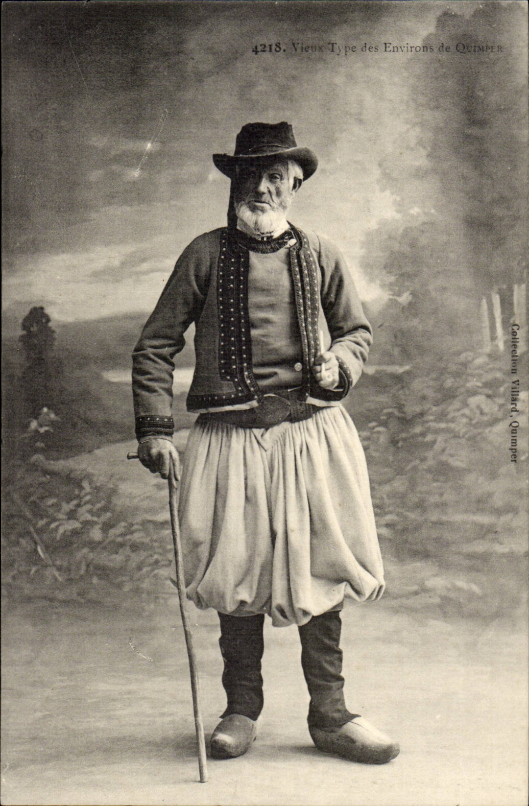 CPA Vieux type des environs de Quimper Bretagne (folklore costume)