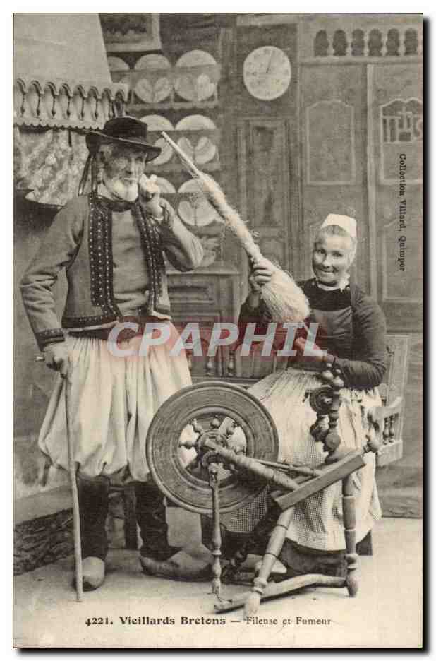 CPA Vieillards bretons Fileuse et fumeur Bretagne (folklore costume fileuse)
