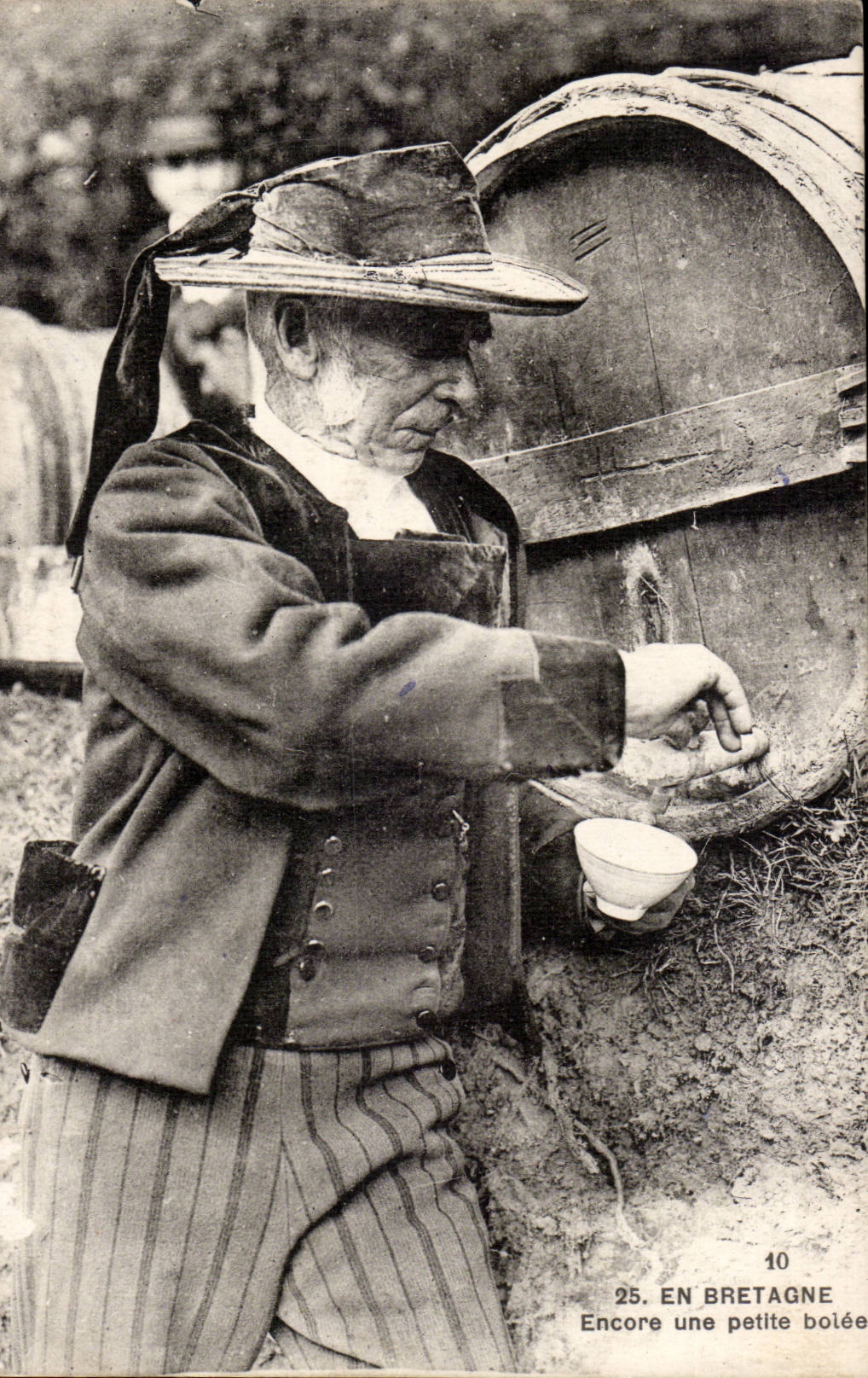 CPA Encore une petite bolee Bretagne (folklore costume)