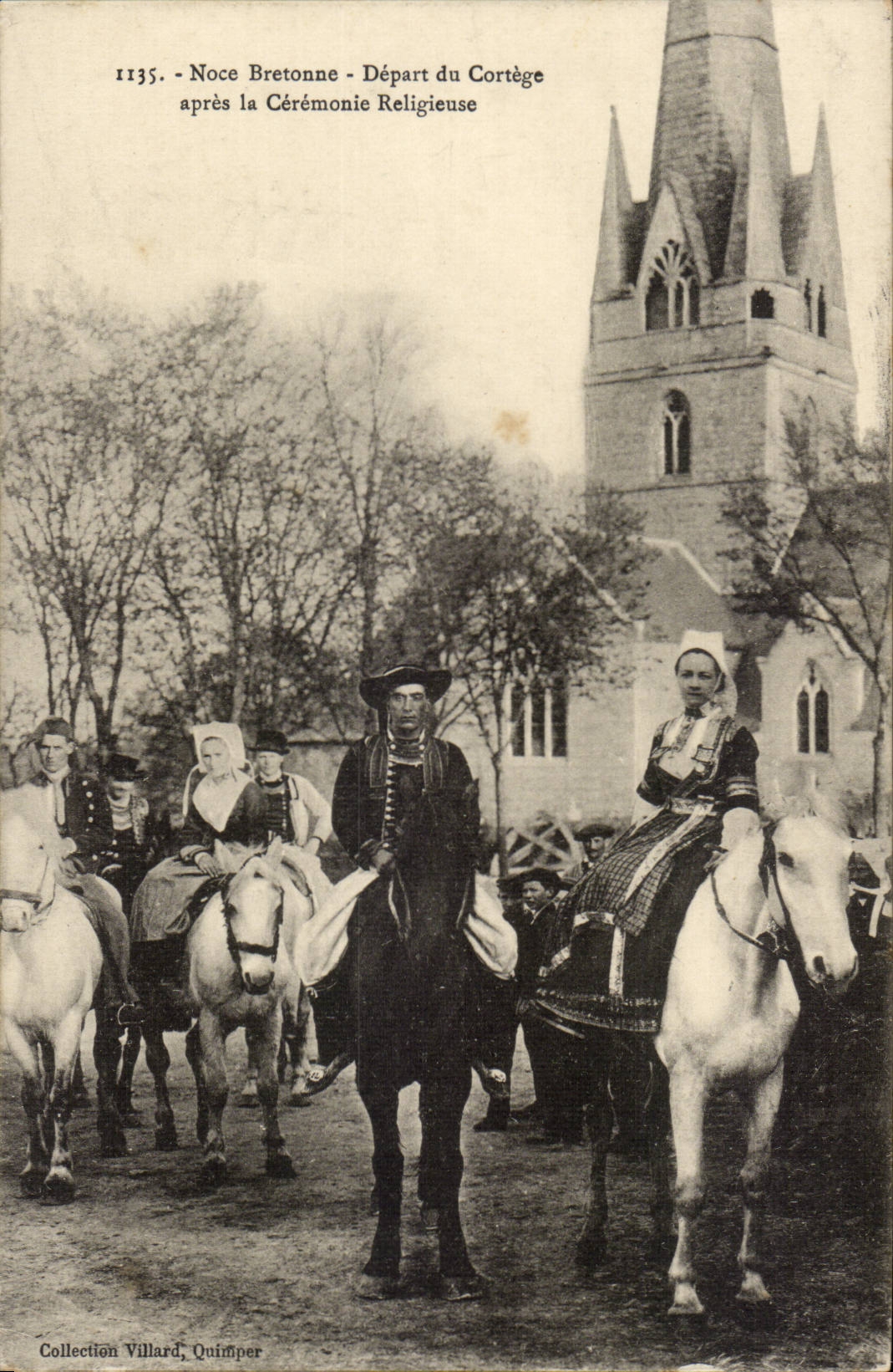 CPA Noce bretonne Depart du cortege apres la caremonie religieuse Bretagne (folklore costume)