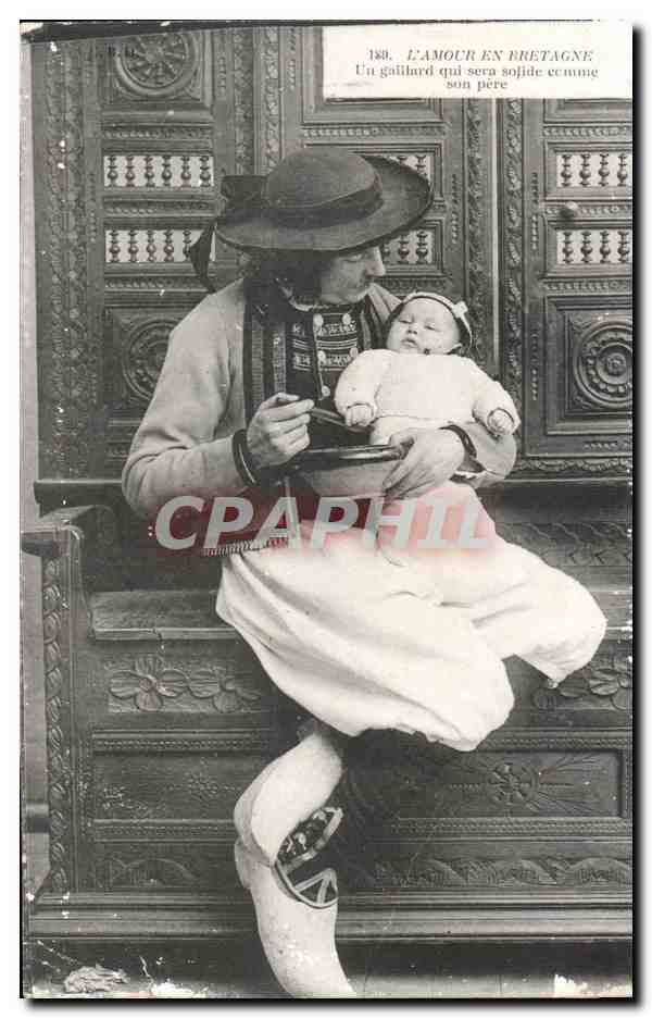 CPA Un gaillard qui sera solide comme son pere Bretagne (folklore costume)
