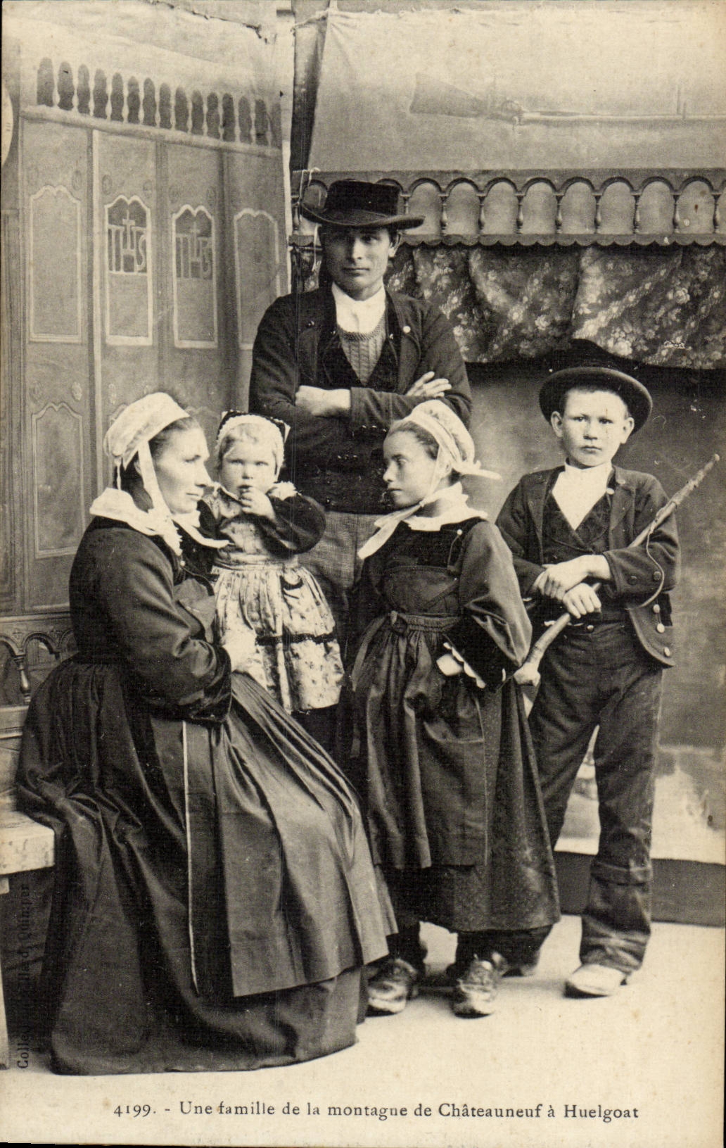 CPA Une famille de la montagne de Chateauneuf a Huelgoat Bretagne (folklore costume)