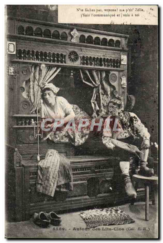 CPA Autour des lits clos Bretagne (folklore costume)