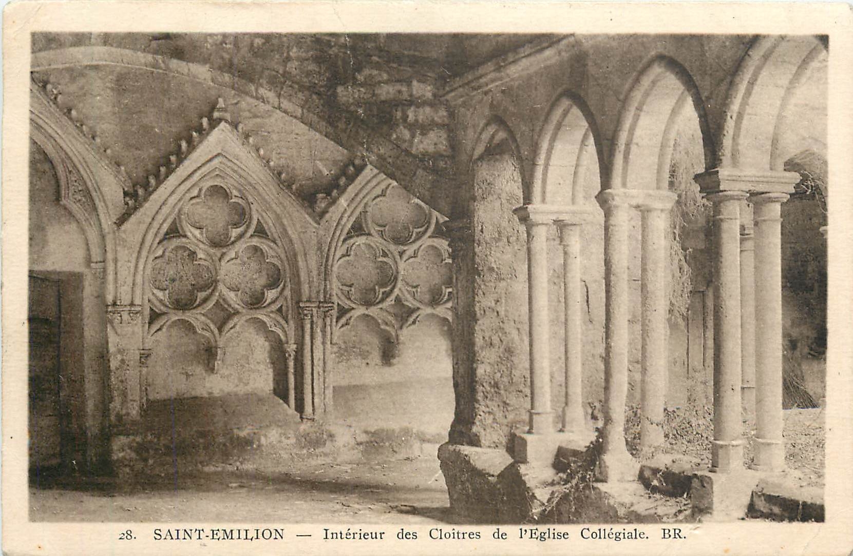CPA Saint Emilion Interieur des Cloitres de l'Eglise Collegiale 