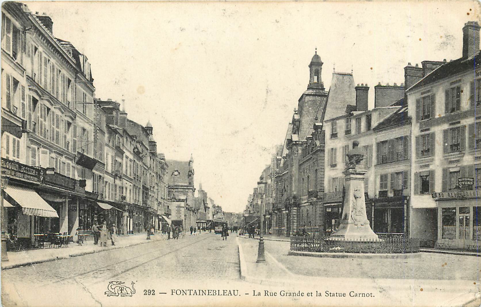 CPA Fontainebleau La Rue Grande et la Statue Carnot