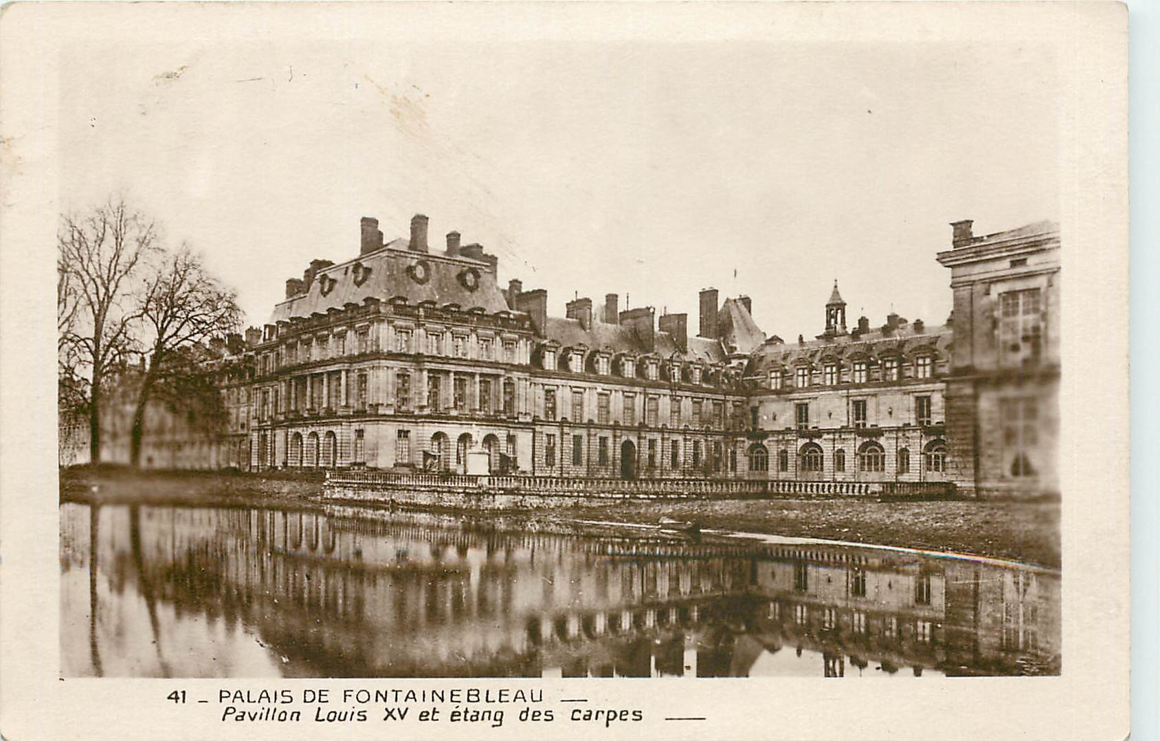 CPA Palais de Fontainebleau Pavillon Louis XV et etang des carpes 