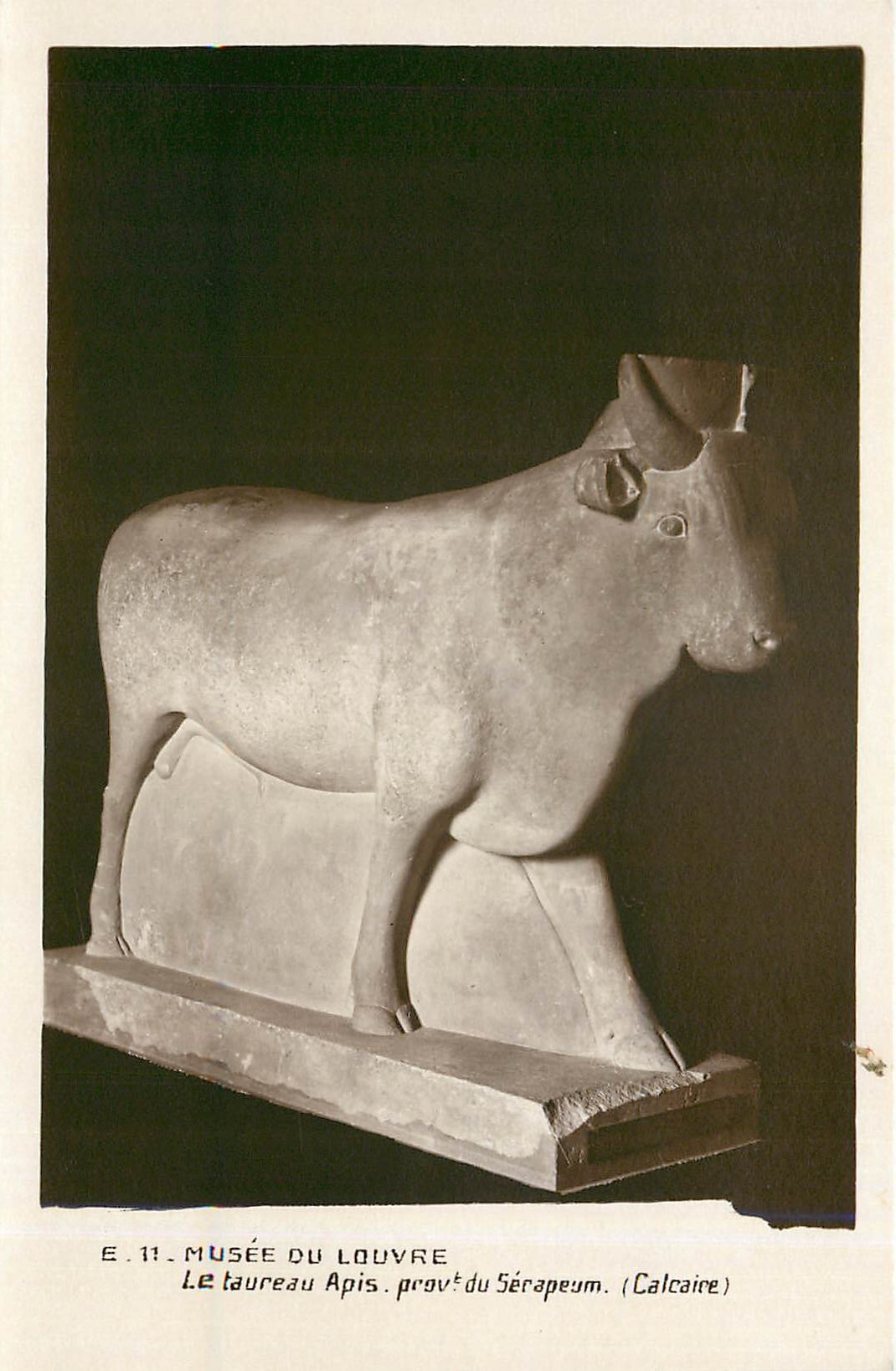 CPA Musee du Louvre Le taureau Apis prov du Serapeum Calcaire 