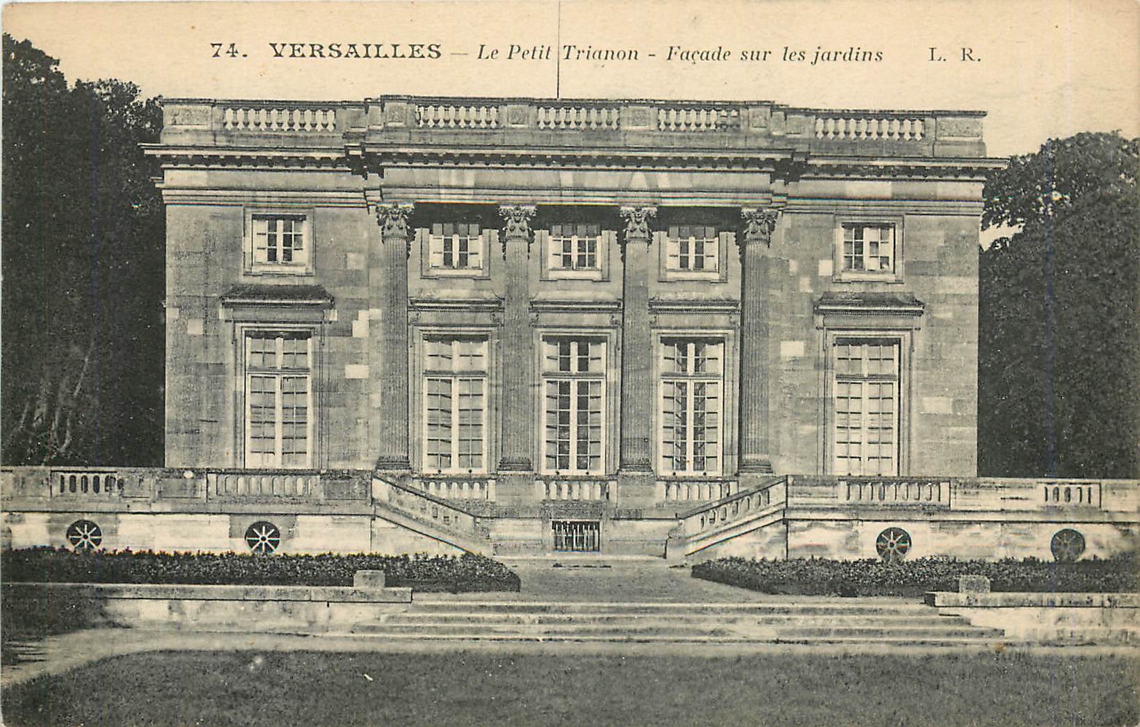 CPA Versailles Le Petit Trianon Facade sur les Jardins 
