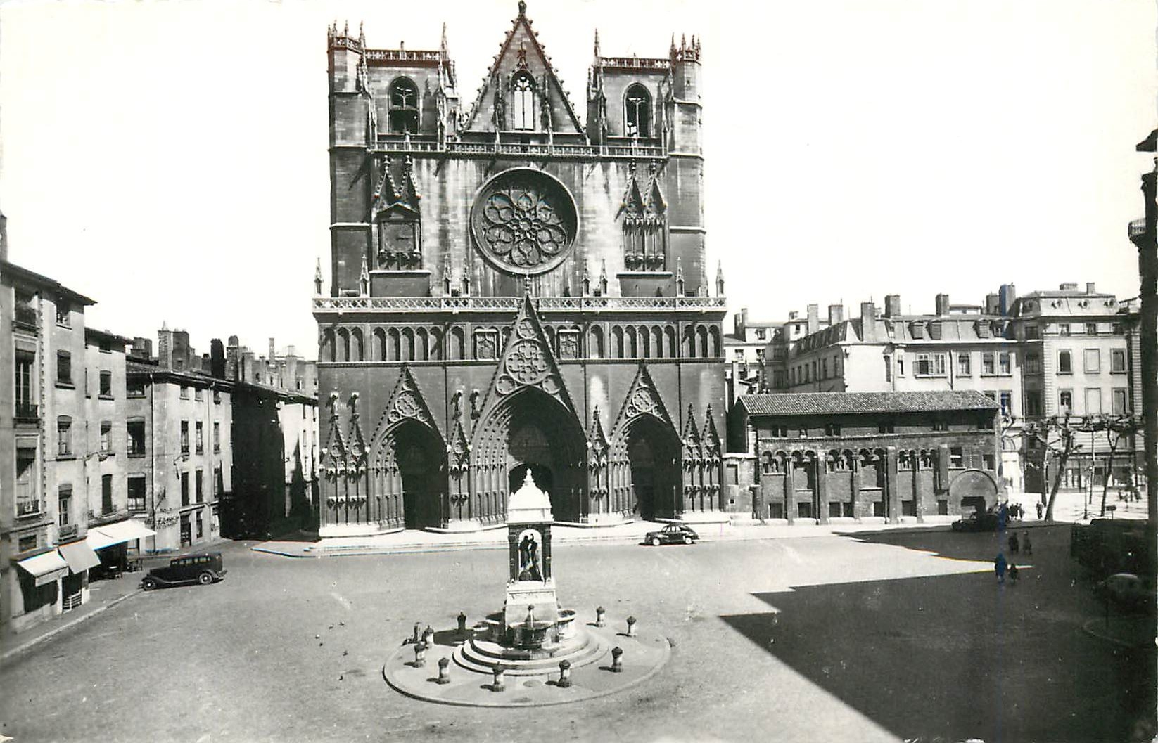 CPM Lyon Place et Cathedrale Saint Jean a droite la Manecanterie 