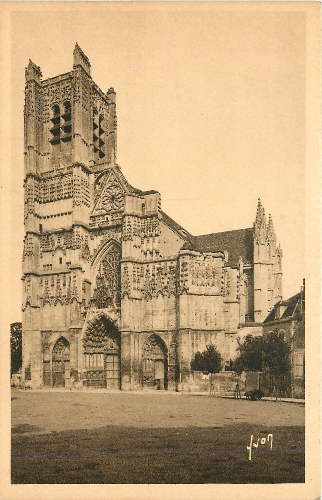 CPA Auxerre Yonne La Cathedrale Saint Etienne 
