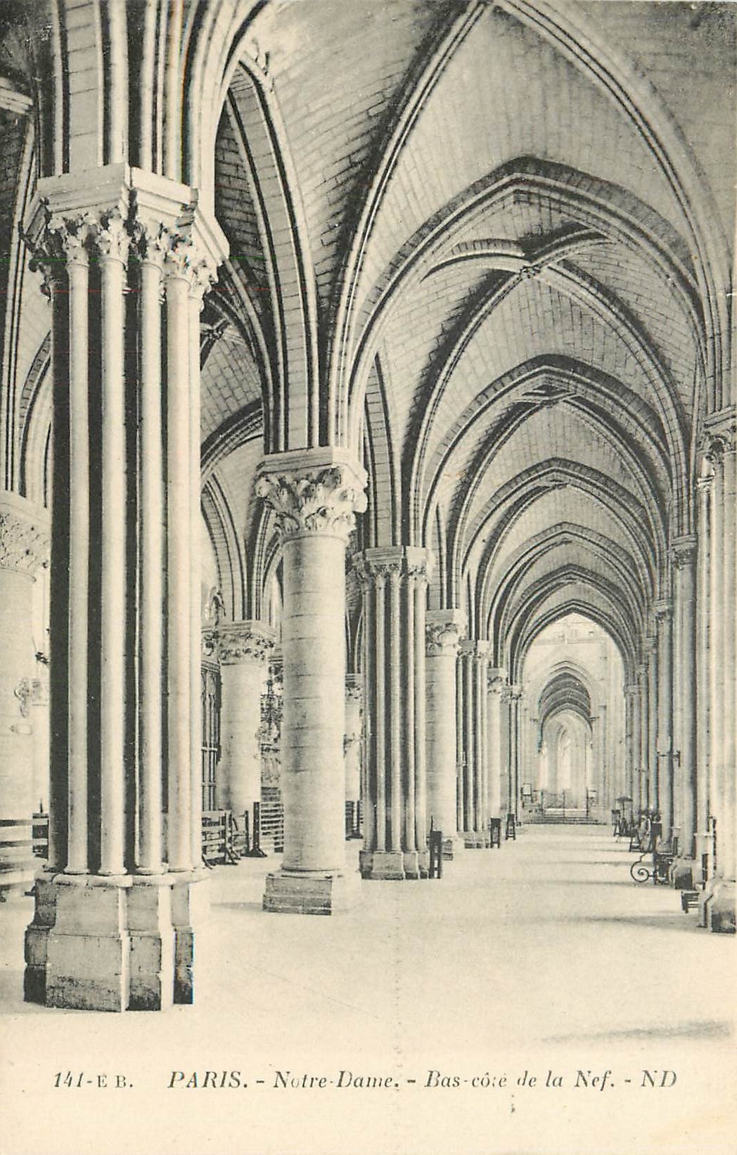 CPA Paris Notre Dame Bas cote de la Nef 