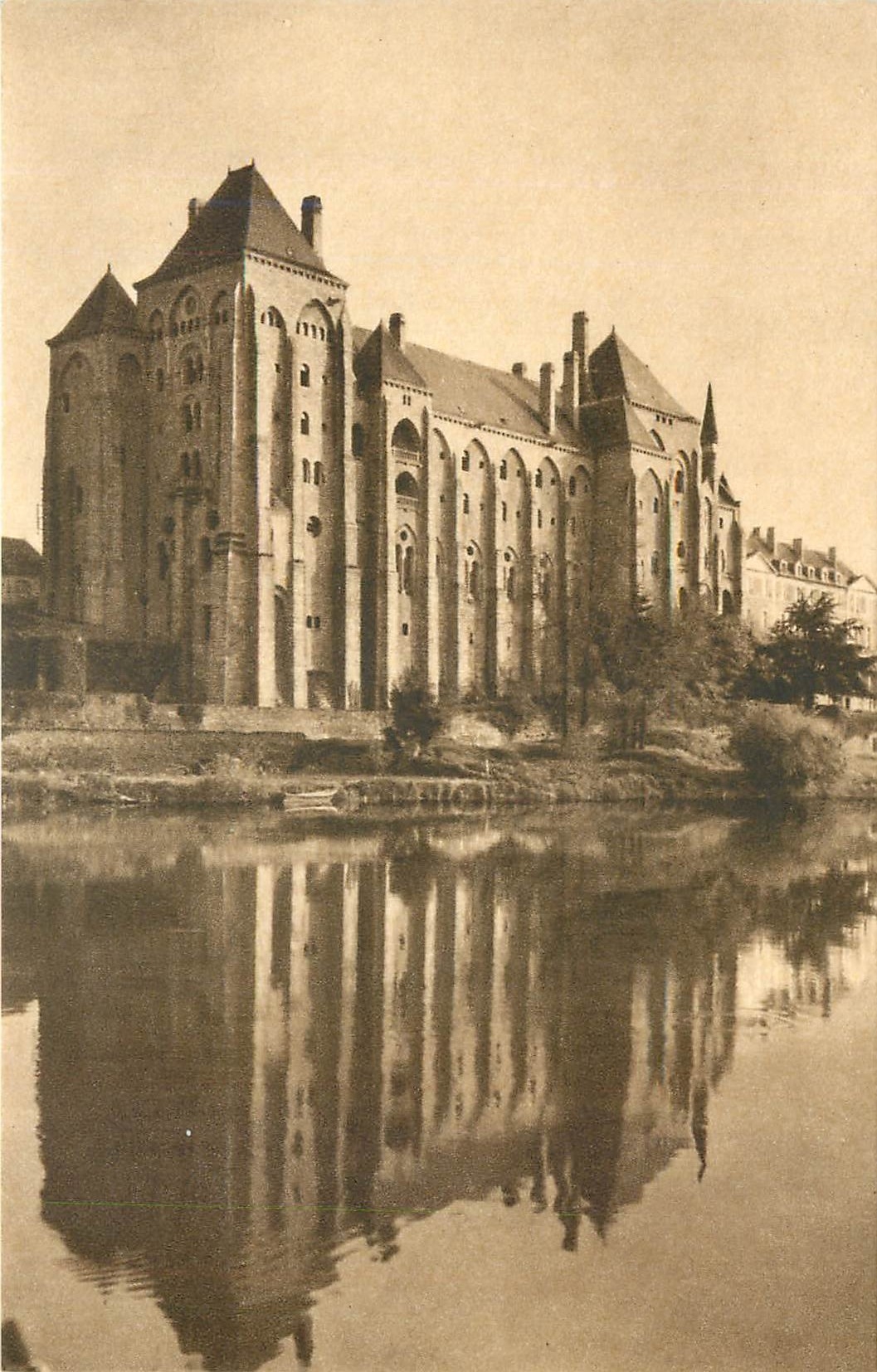 CPA L'Abbaye Saint Pierre de Solesmes Sarthe vue du Nord Est 