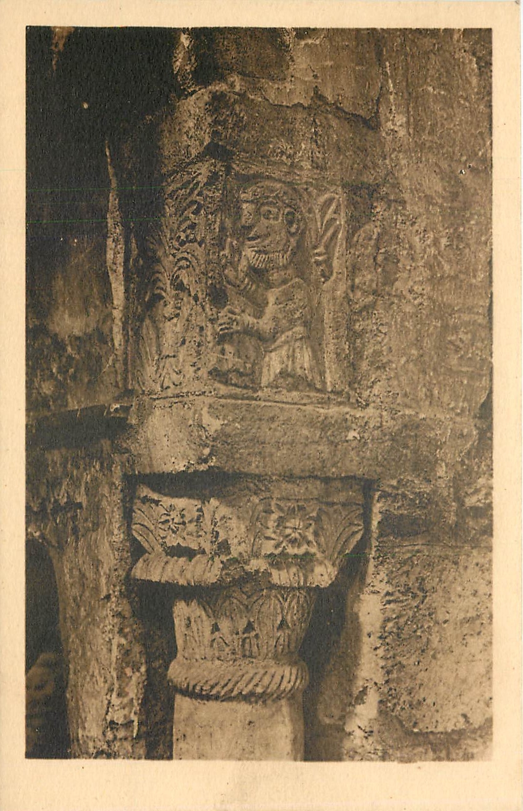 CPA Tournus S et L Saint Philibert Chapiteau droit de l'Arc Triomphal 