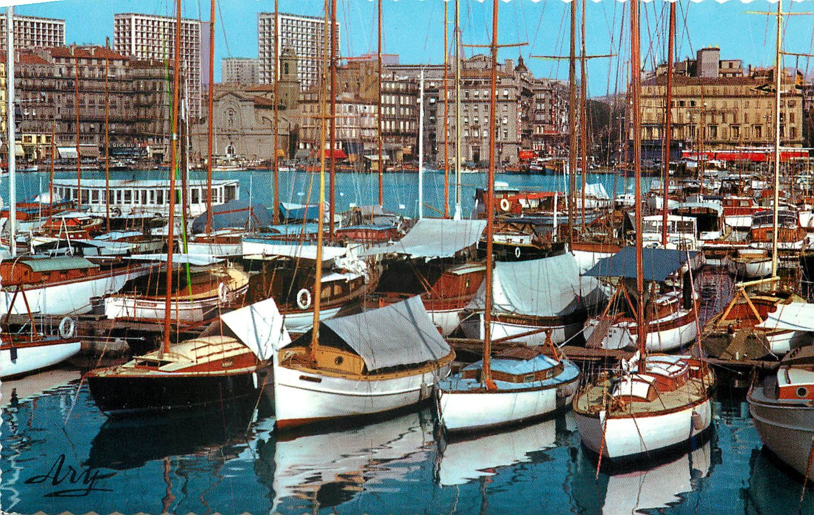 CPM Marseille Un coin du Port et Quai des Belges Bateaux