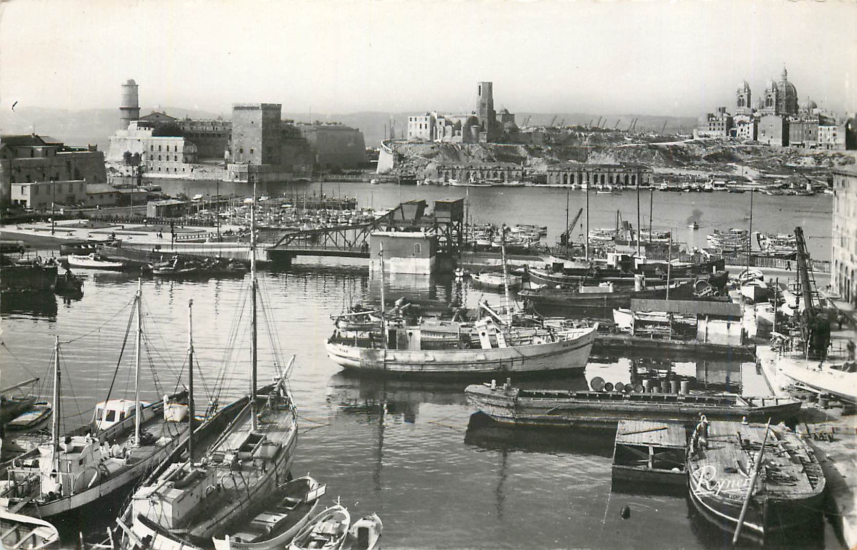 CPM Marseille Bassin du Carenage Le Fort Saint Jean et la Cathedrale Bateaux
