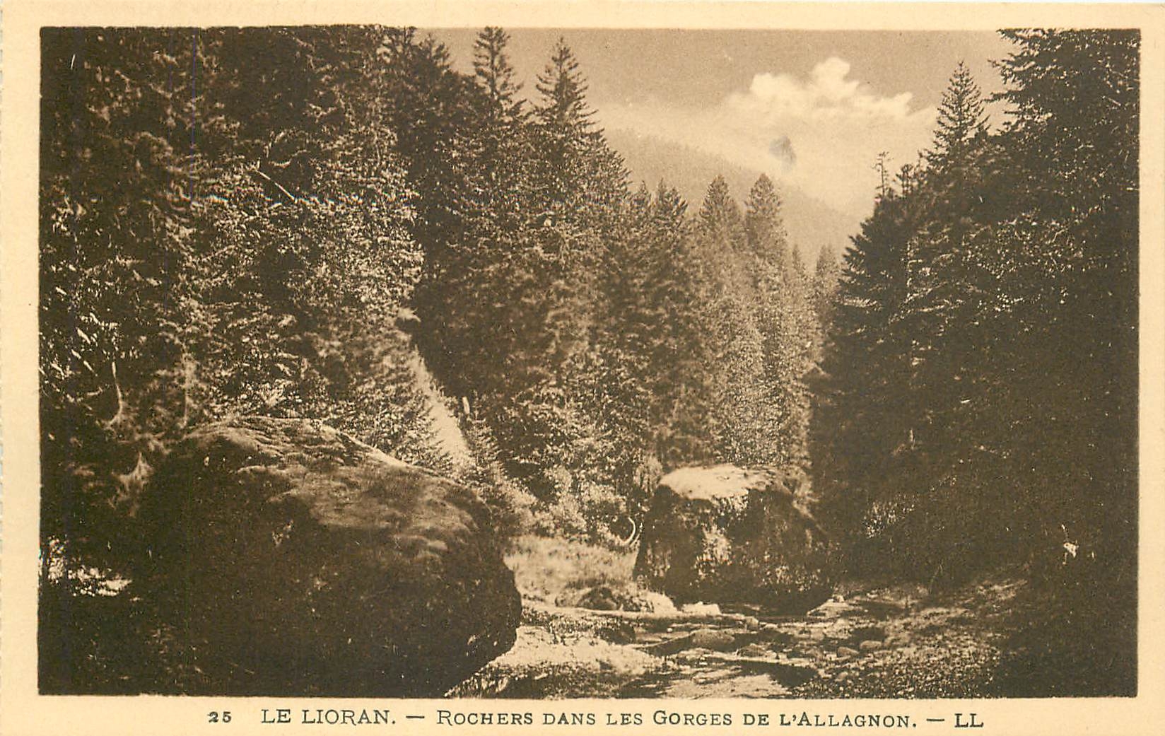 CPA Le Lioran Rocher dans les Gorges de L'Allagnon 