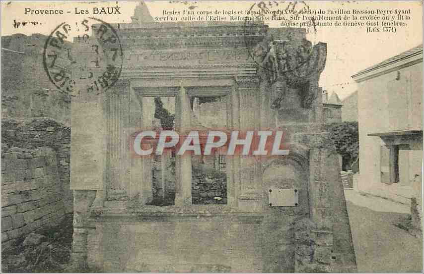 Provence - Les BAUX — Restes d'un corps de logis et façade Nord (XVIe siècle) du Pavillon Bresson-Peyre ayant servi au culte de l'Église Reformée des Baux. Sur l'orbelement de la croisée on y lit la dégise protestante de Genève (Lüx 1574)