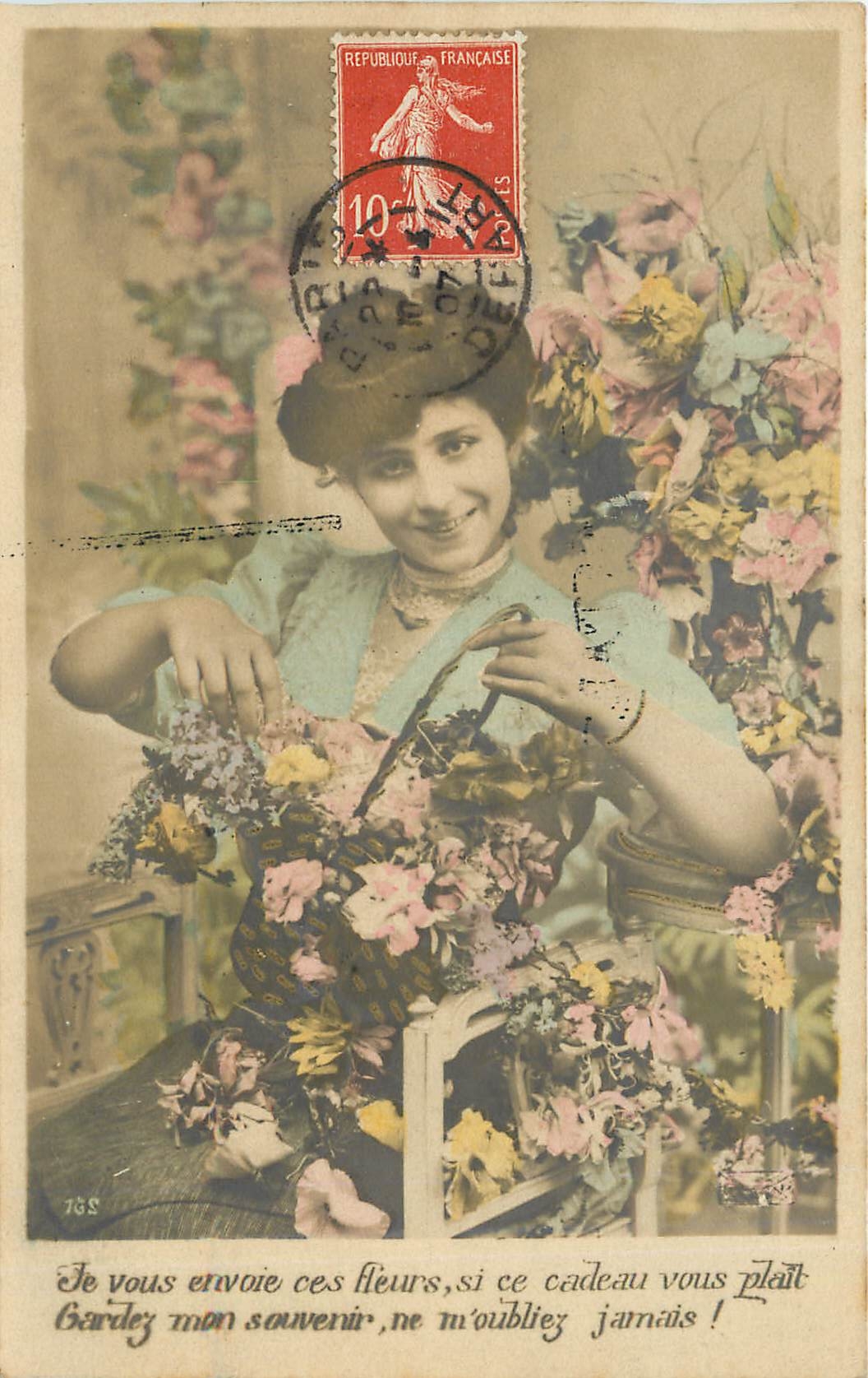 CPA Je vous envoie ces fleurs Femme