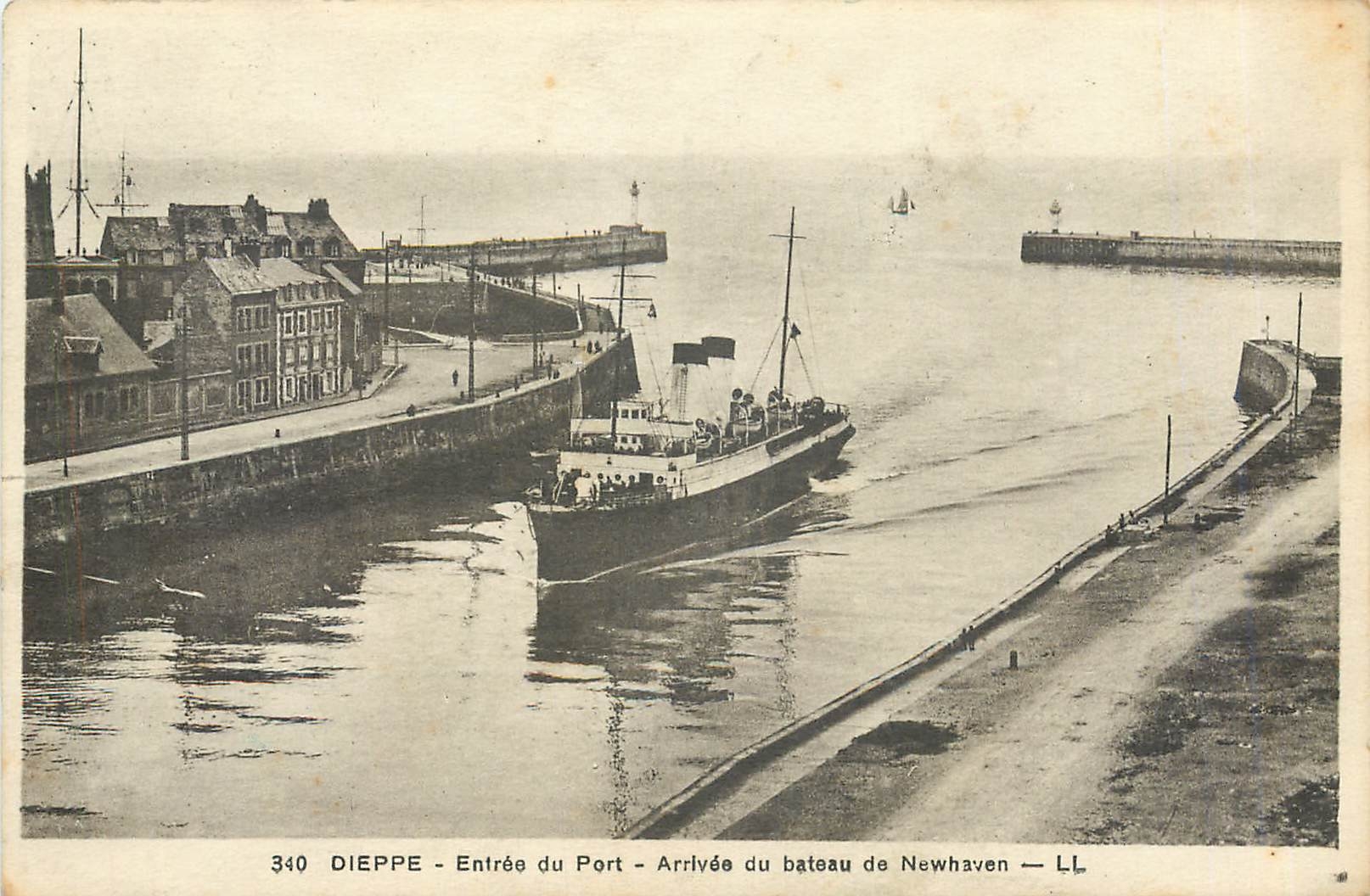 CPA Dieppe Entree du Port Arrivee du bateau de Newhaven 