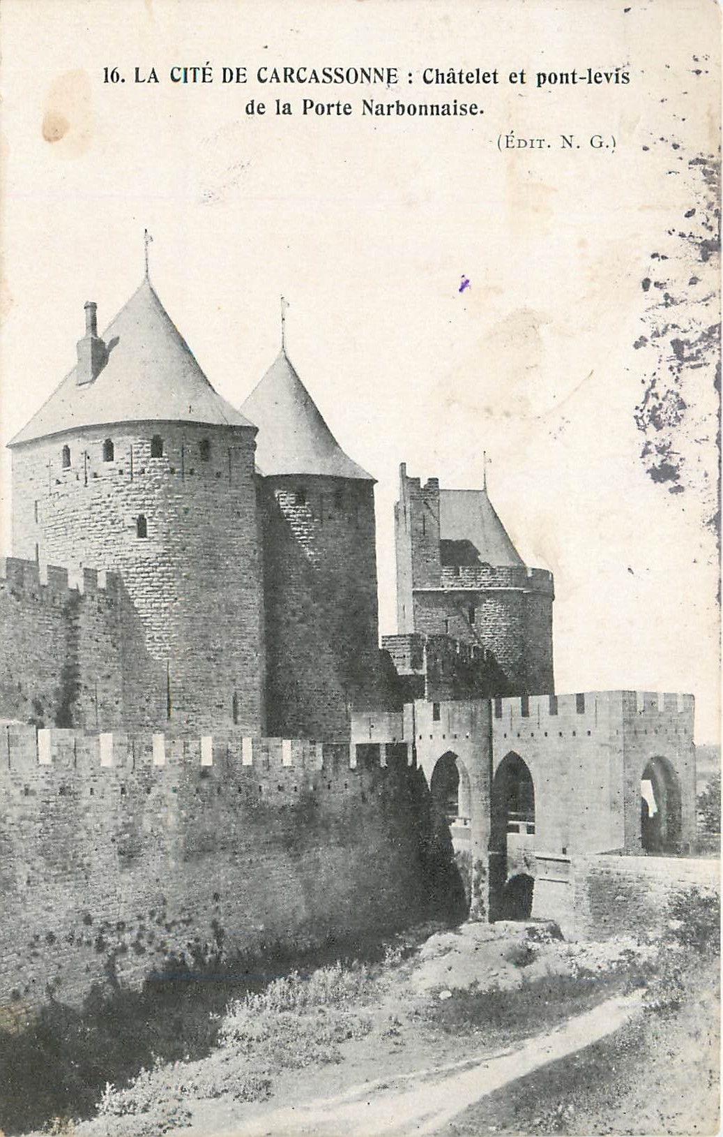 CPA La Cite de Carcassonne Chatelet et pont levis de la Porte Narbonnaise 