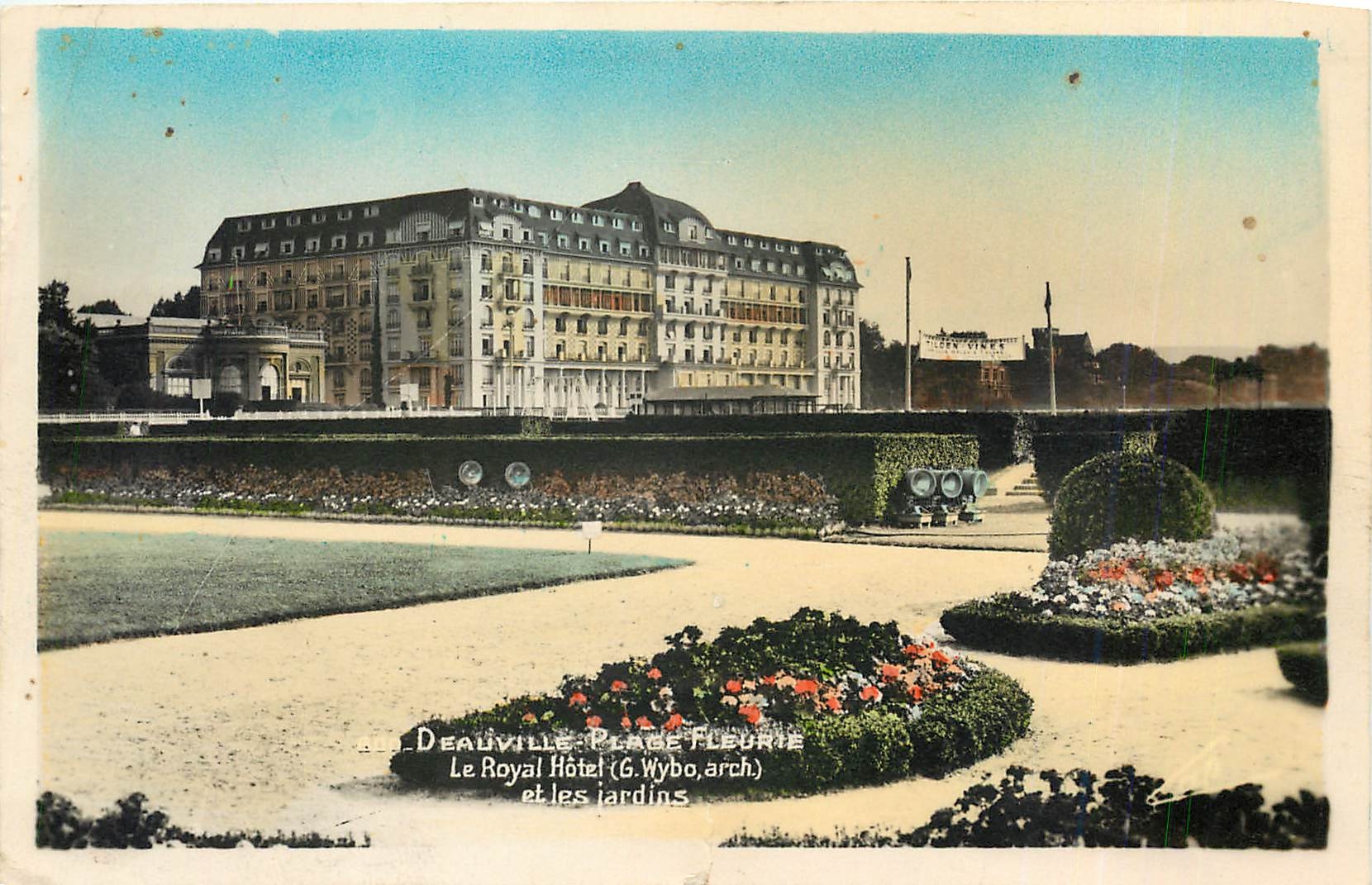 Deauville - Place Fleurie — Le Royal Hôtel et les jardins — (G. Wybo, arch.)