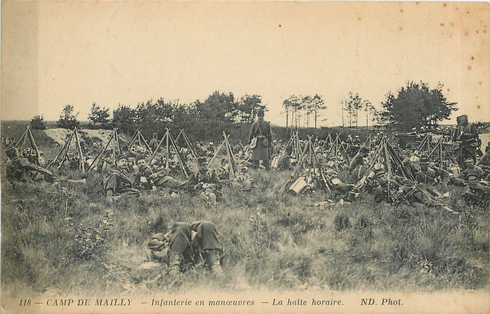 CPA Camp de Mailly Infanterie en Manceuvres La halte horaire Militaria