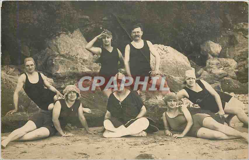 Groupe de baigneurs en maillots d'époque — plage rocheuse — éditeur non identifié