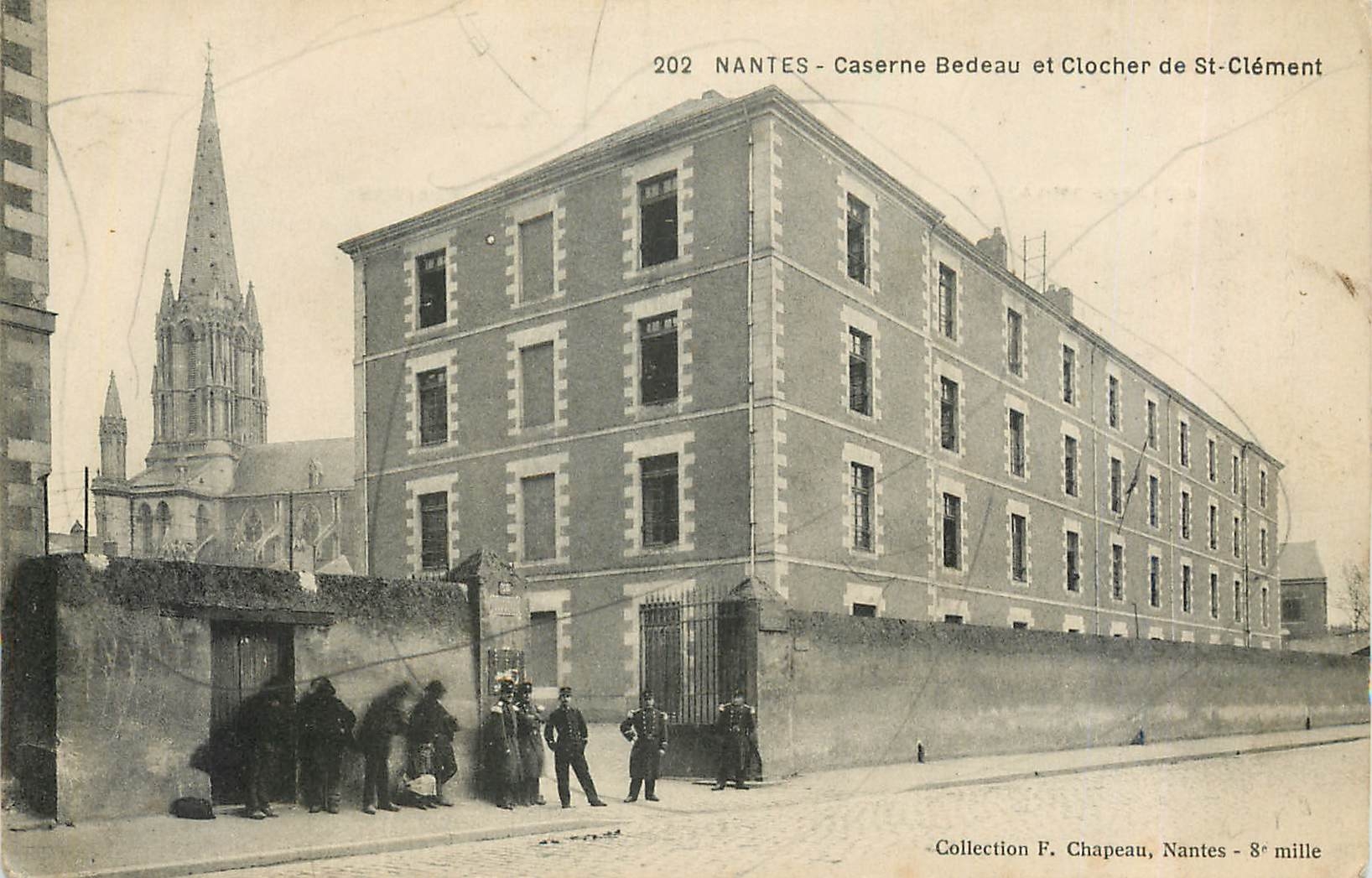 CPA Nantes Caserne Bedeau et Clocher de St Clement Militaria