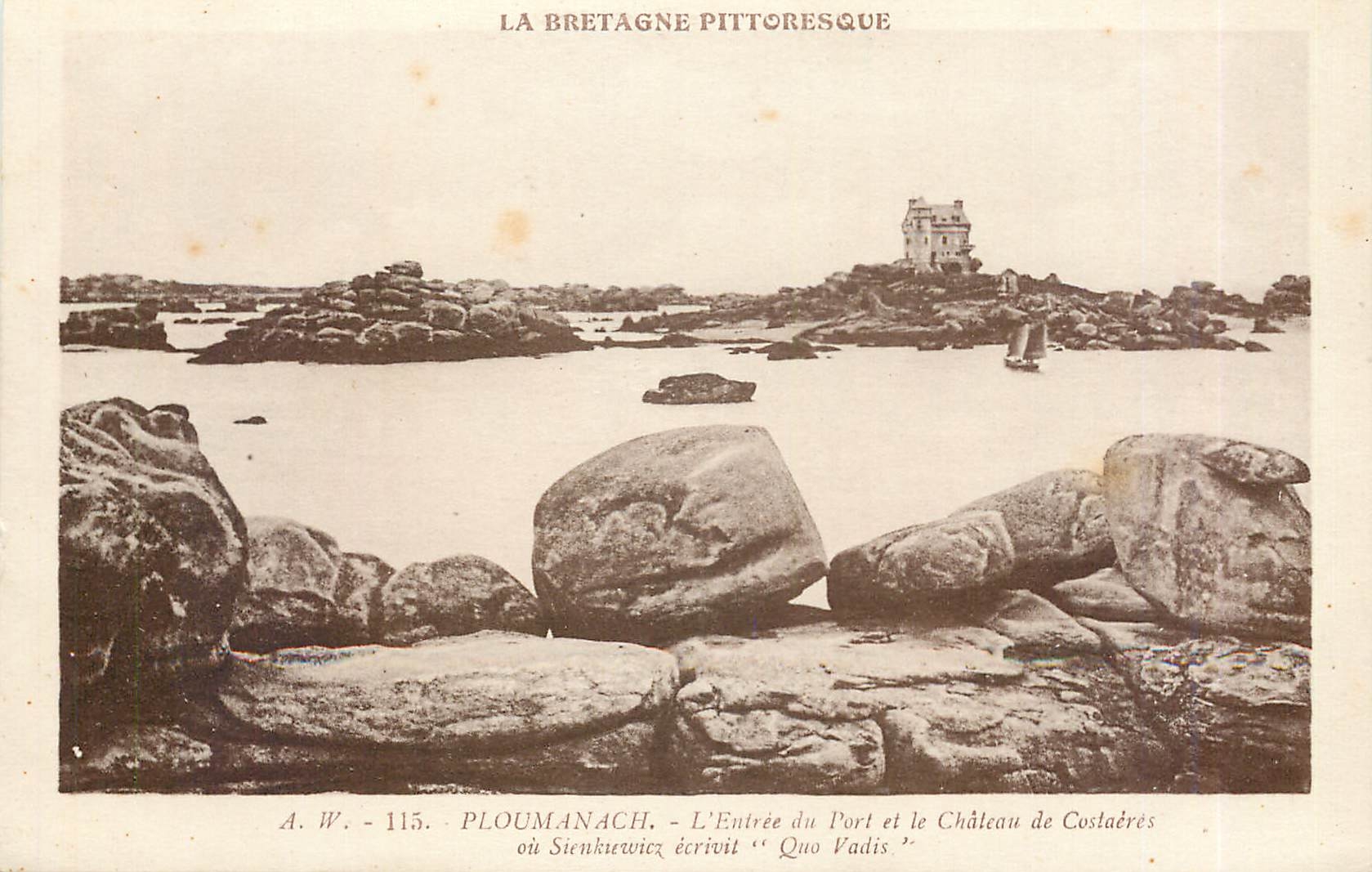 CPA La Bretagne Pittoresque Ploumanach L'Entree du Port et le Chateau de Costaeres 