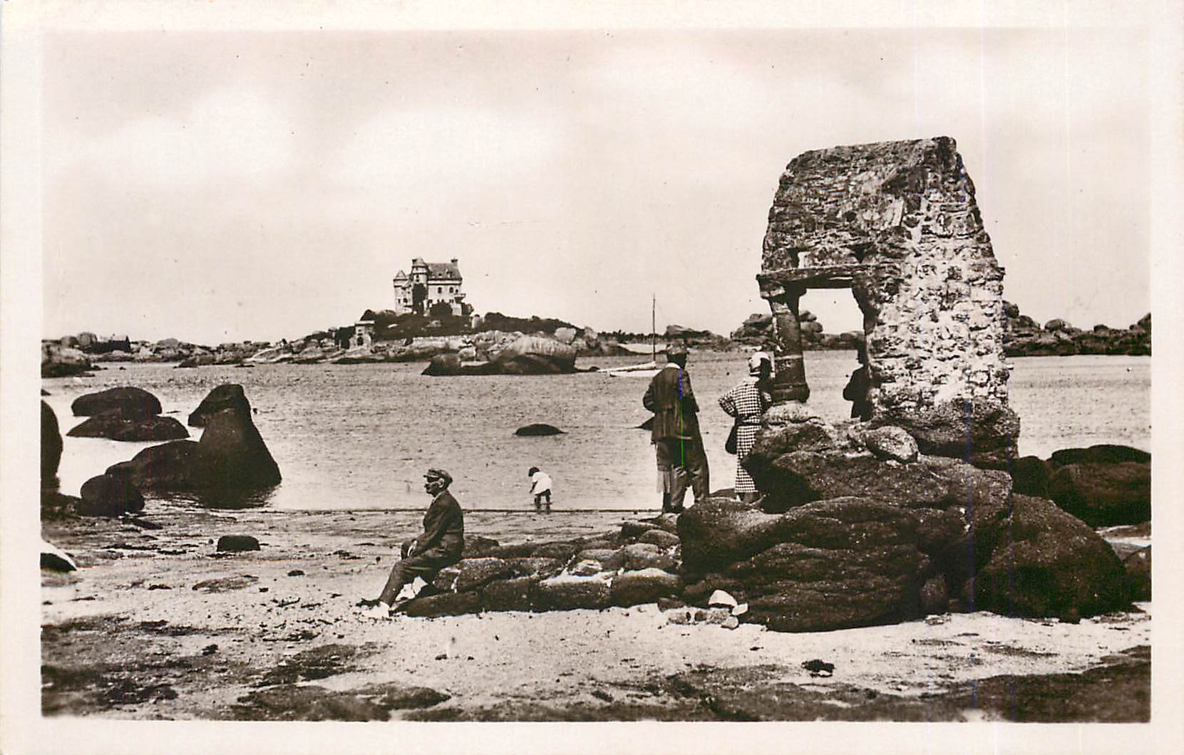 CPA Ploumanach L'Oratoire de Saint Quirec et le Chatea de Costaeres 
