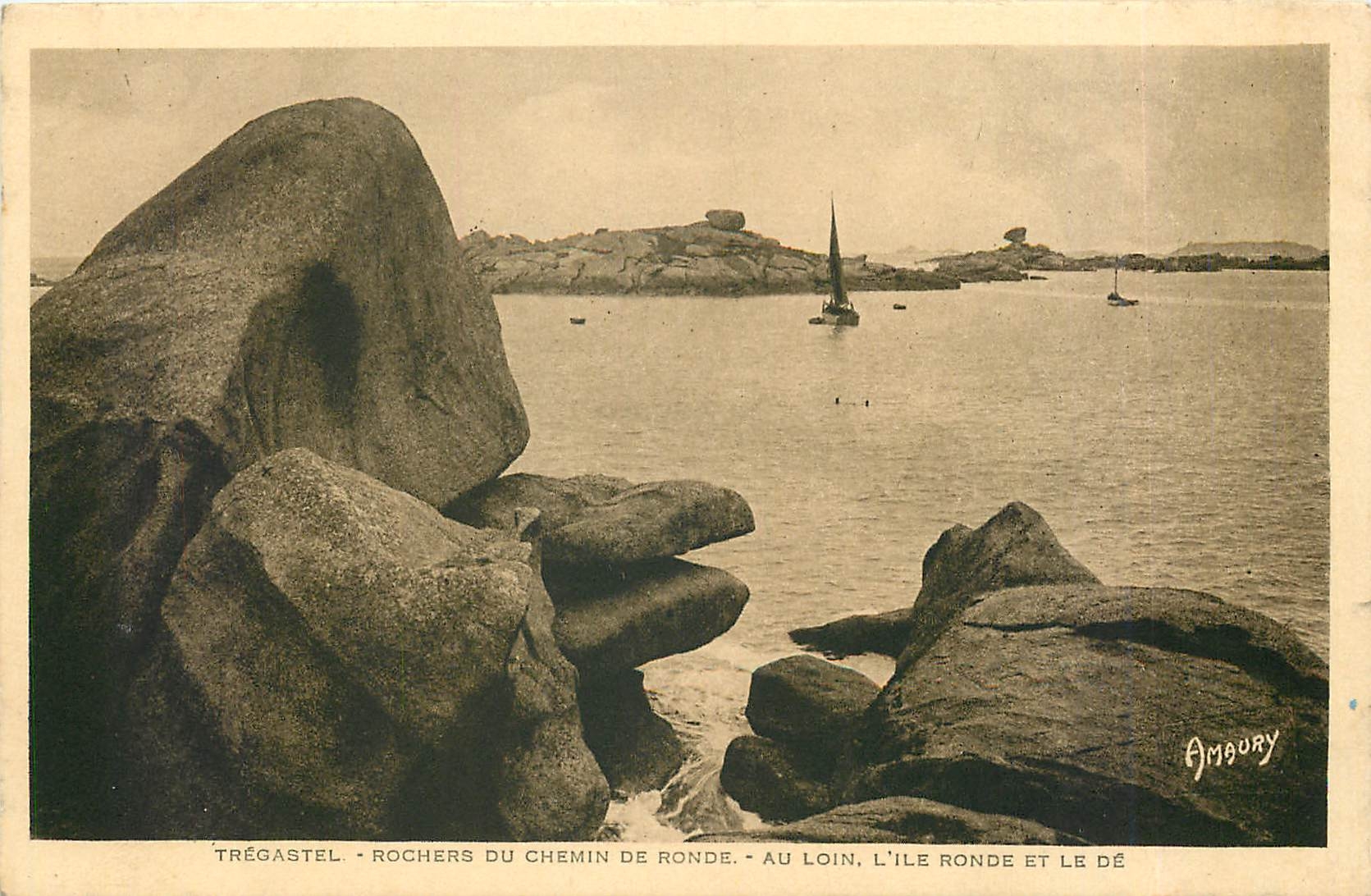 Trégastel - Rochers du Chemin de Ronde - Au loin, l'Île Ronde et le Dé - Amgury