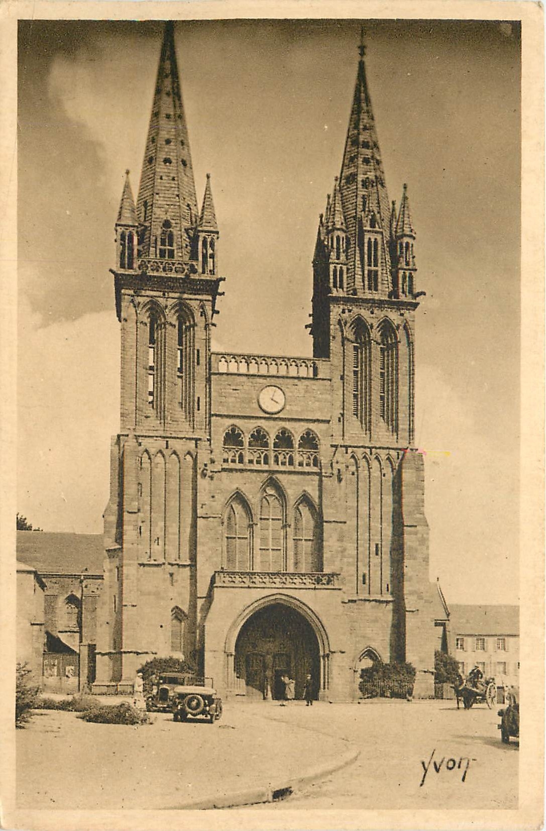 CPA St Pol de Leon Finistere Facade de la Basilique Ancienne Cathedrale 