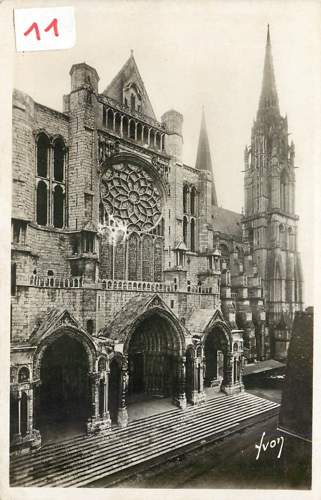 CPA Chartres Eure et Loir La Cathedrale Le Portail la Fleche 