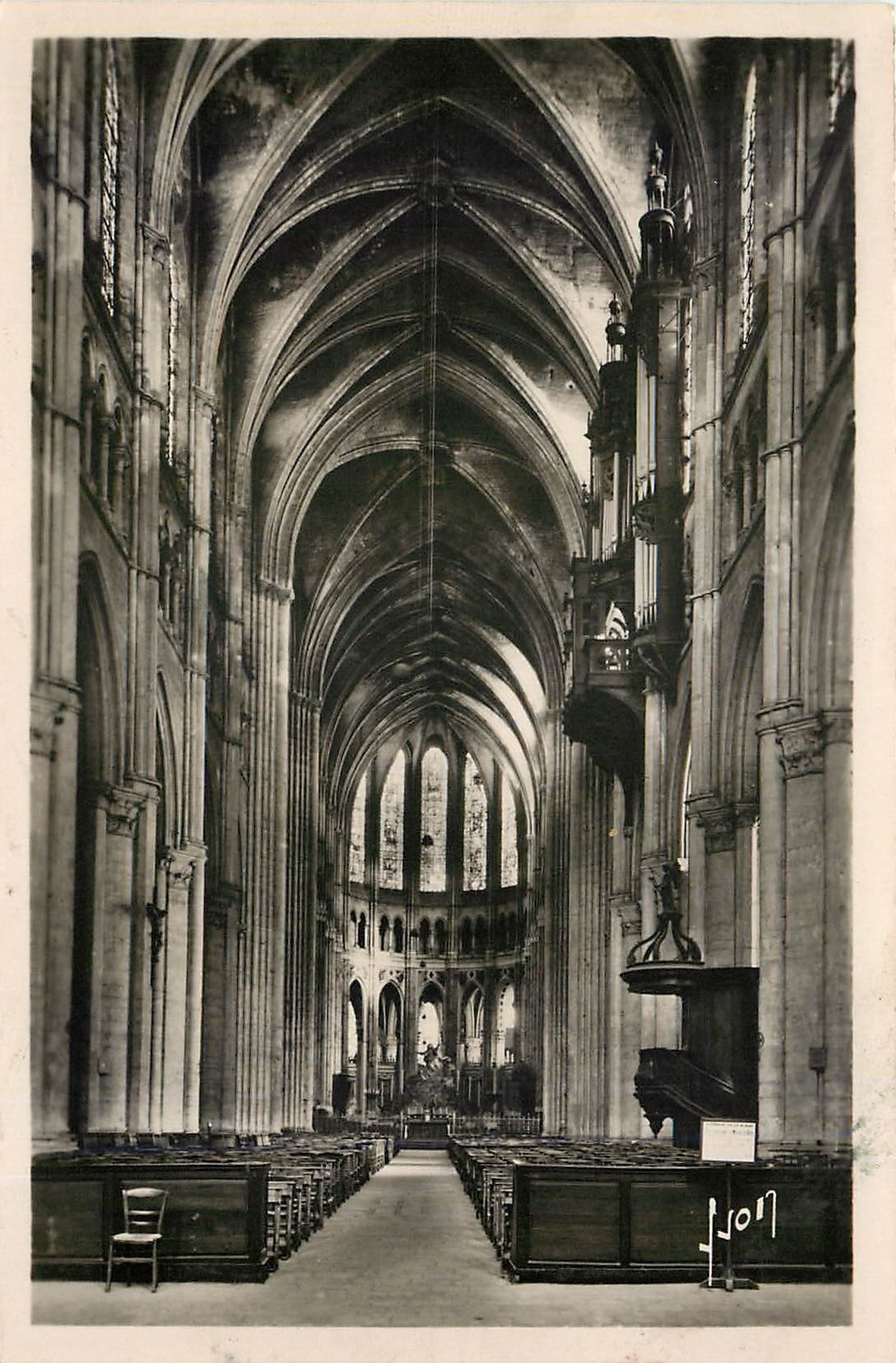 CPA Chartres Eure et Loir Interieur de la Cathedrale La Grande nef et le choeur 