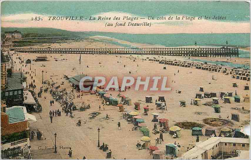 CPA Trouville La Reine des Plages Un coin de la Plage et les Jetees au fond Deauville 