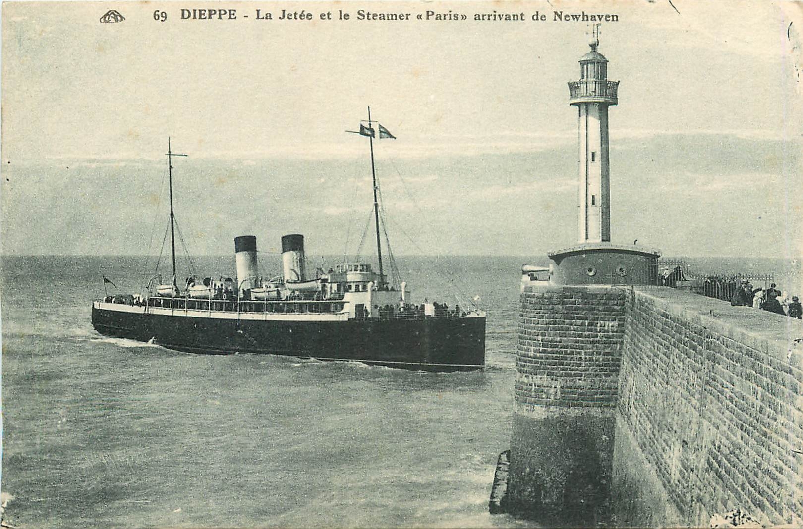 CPA Dieppe La Jetee et le Steamer Paris arrivant de Newhaven Bateau