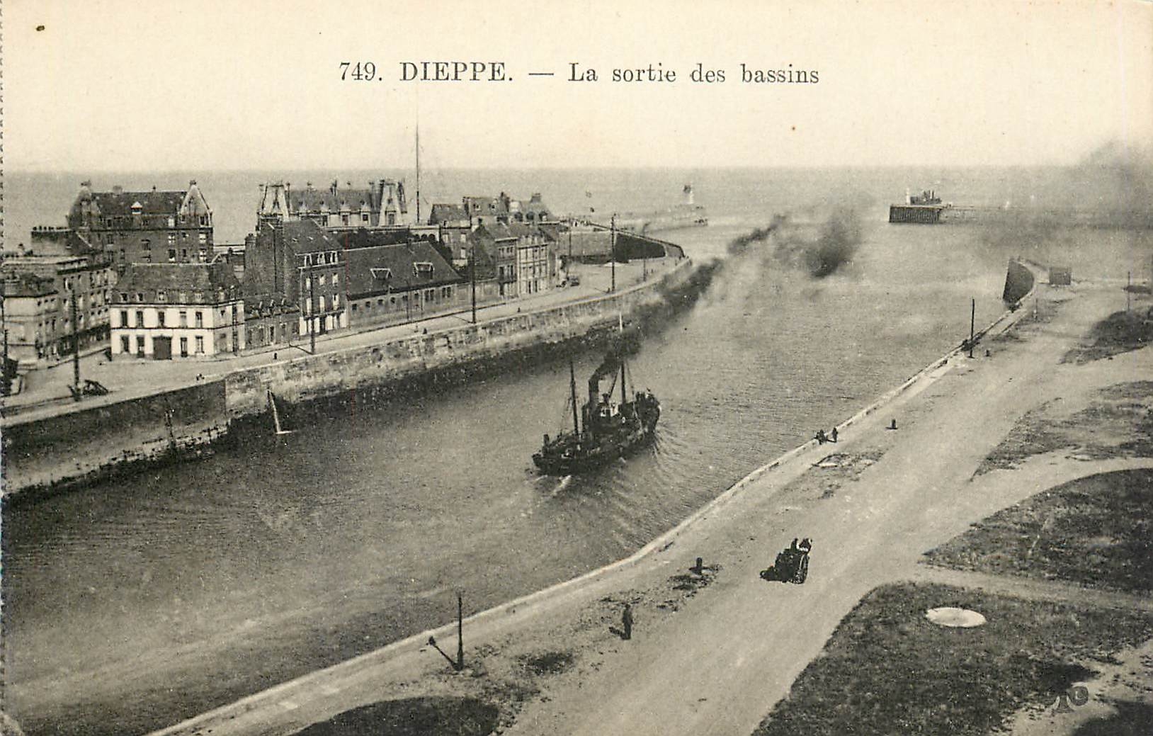 CPA Dieppe Vue generale de l'Avant Port Bateau