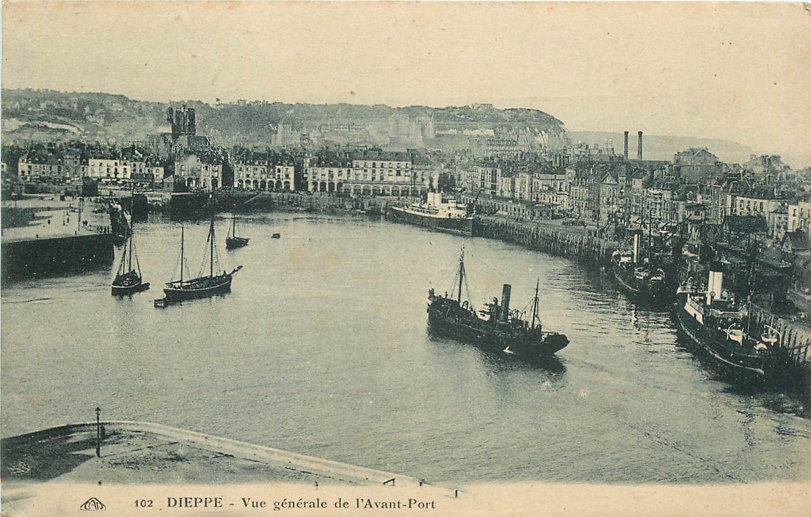 CPA Dieppe Le Casino et les Jardins Bateau