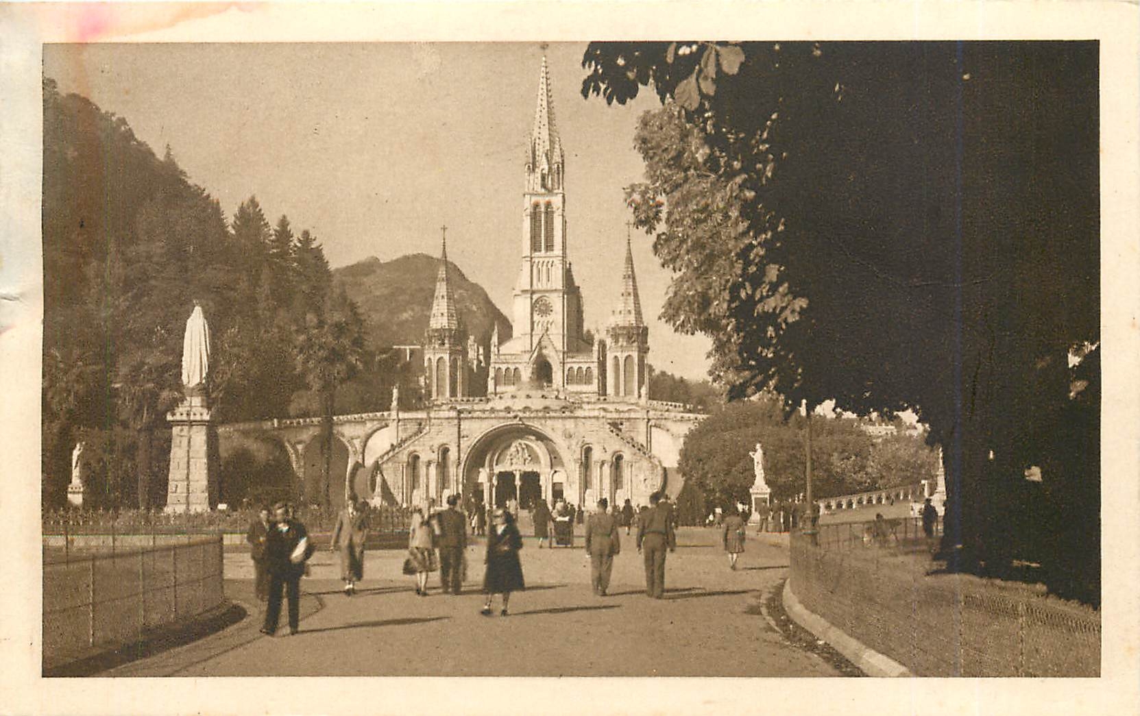 CPA Lourdes La Basilique et le Parvis 