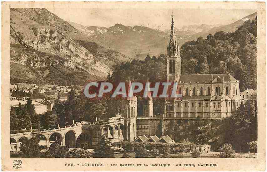 CPA Lourdes Les Rampes et la Basilique Au fond L'Arbiden 