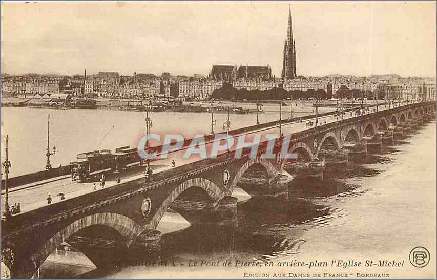 CPA Bordeaux Le Pont de Pierre en arriere plan l'Eglise St Michel Tramway