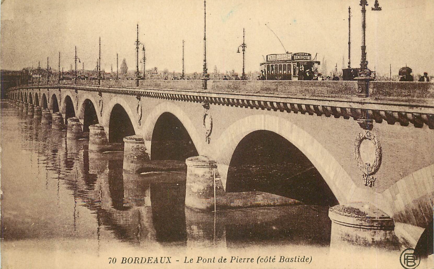 CPA Bordeaux Le Pont de Pierre cote Bastide Tramway