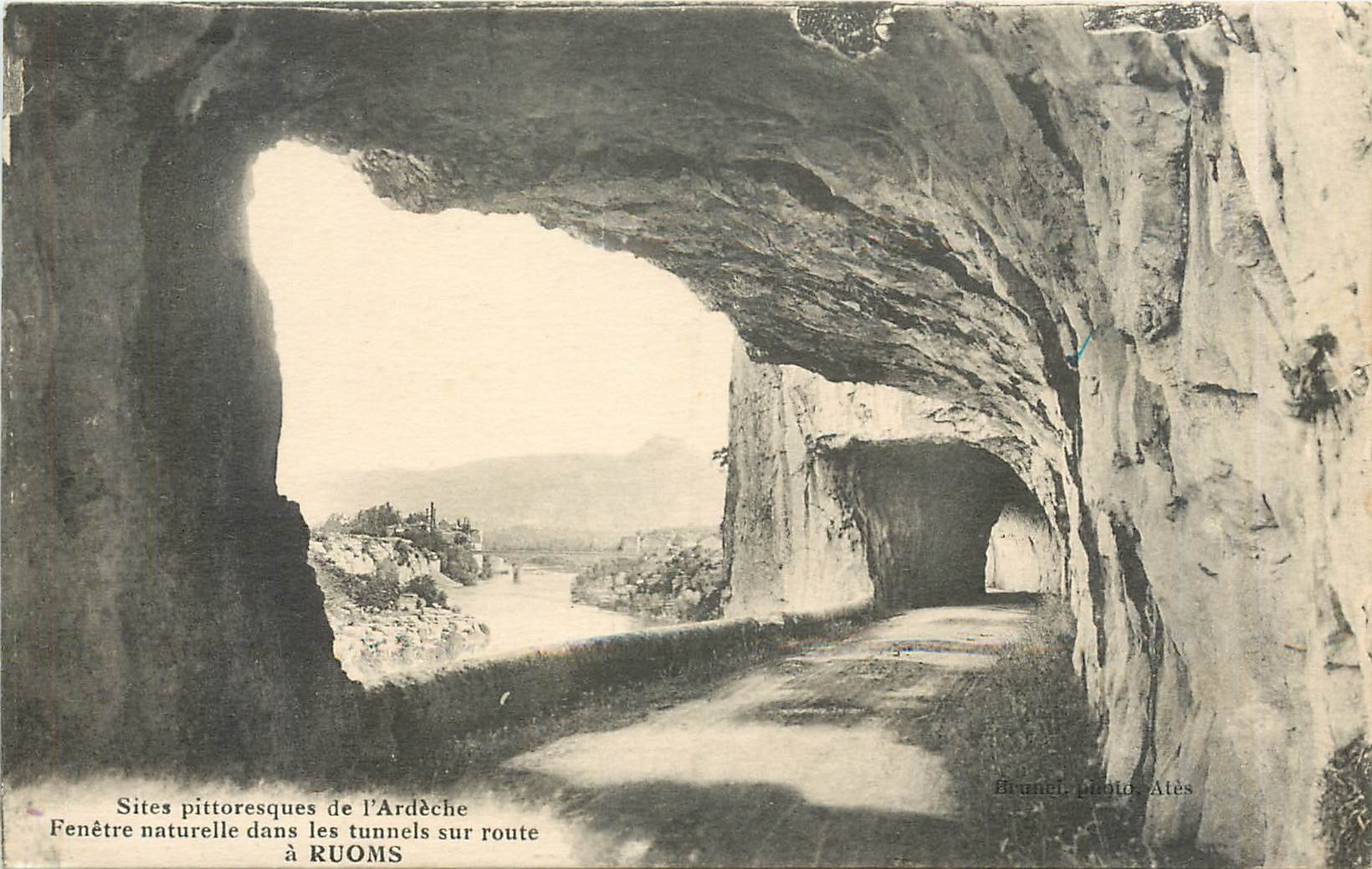 CPA Fenetre naturelle dans les tunnels sur route a Ruoms 