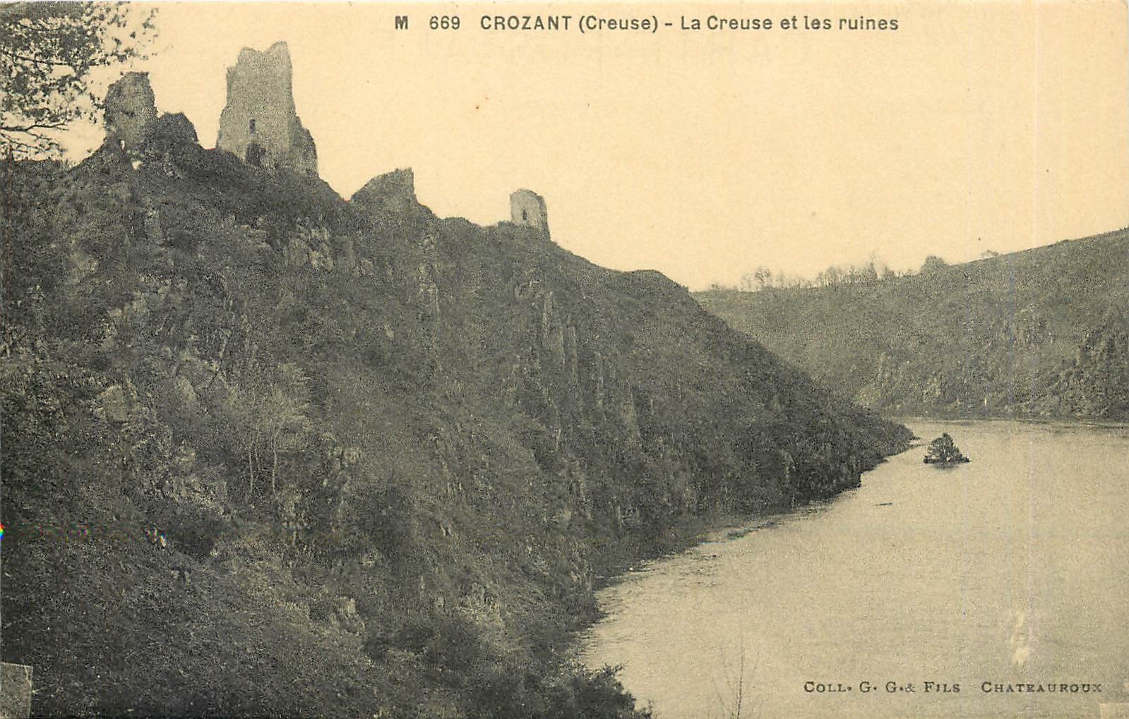 CPA Crozant Creuse La Creuse et les ruines 