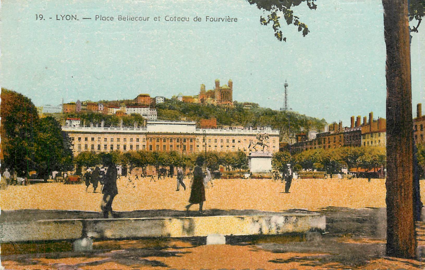 CPA Lyon Place Bellecour et Coteau de Fourviere 